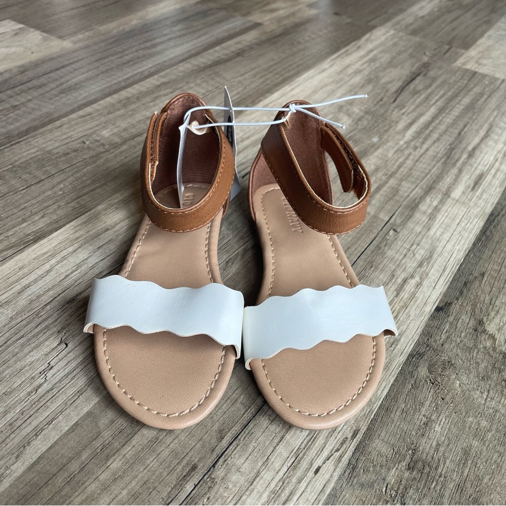 Old Navy Kids Sandals - Brown and White, girls size 8